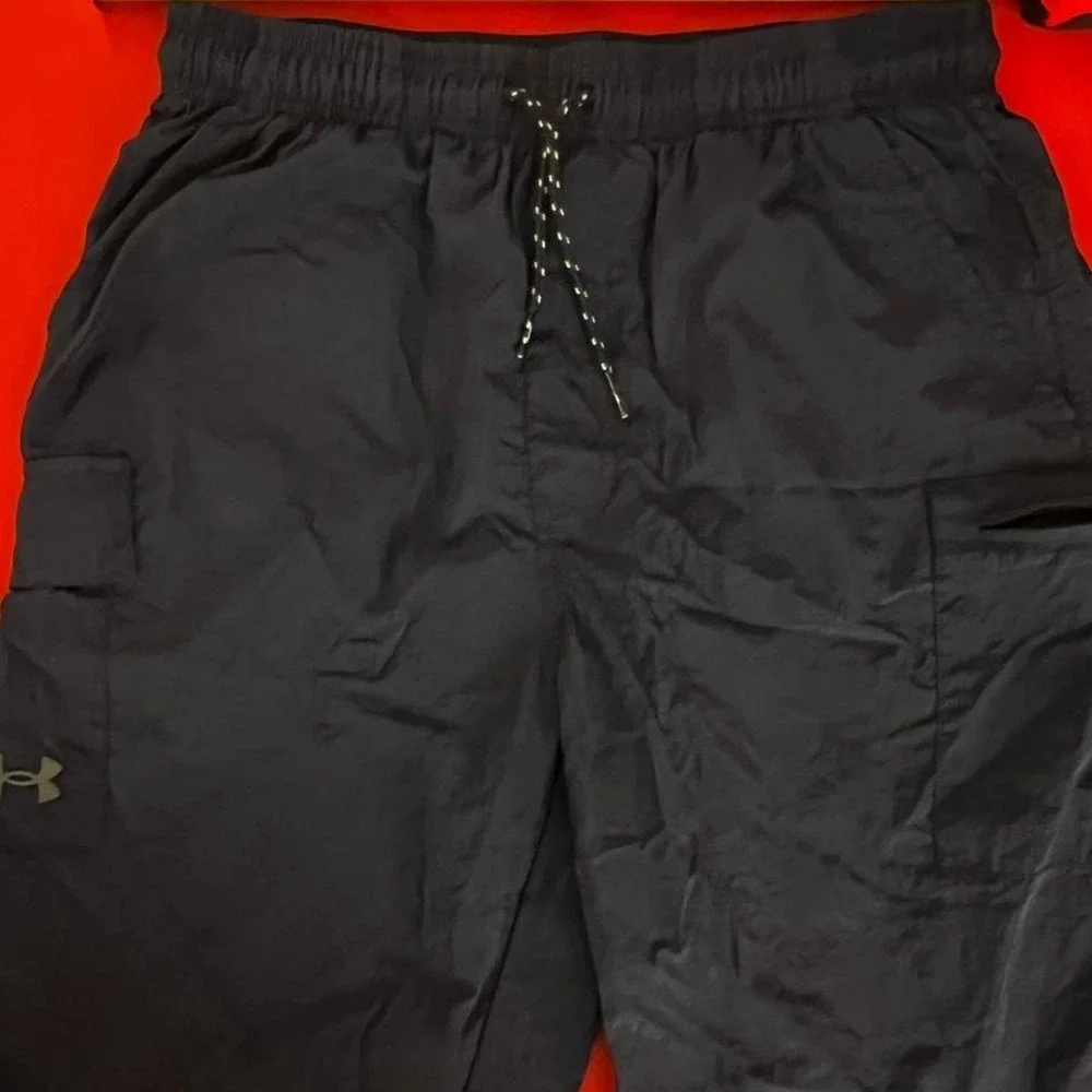 Under Armour black boys cargo athletic shorts Size Large Excellent Condition